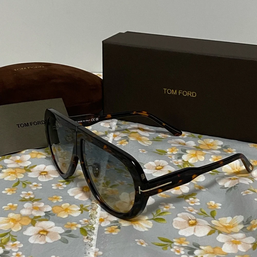 Tom Blue and Yellow Lens
Sunglasses - Picture 4 of 9